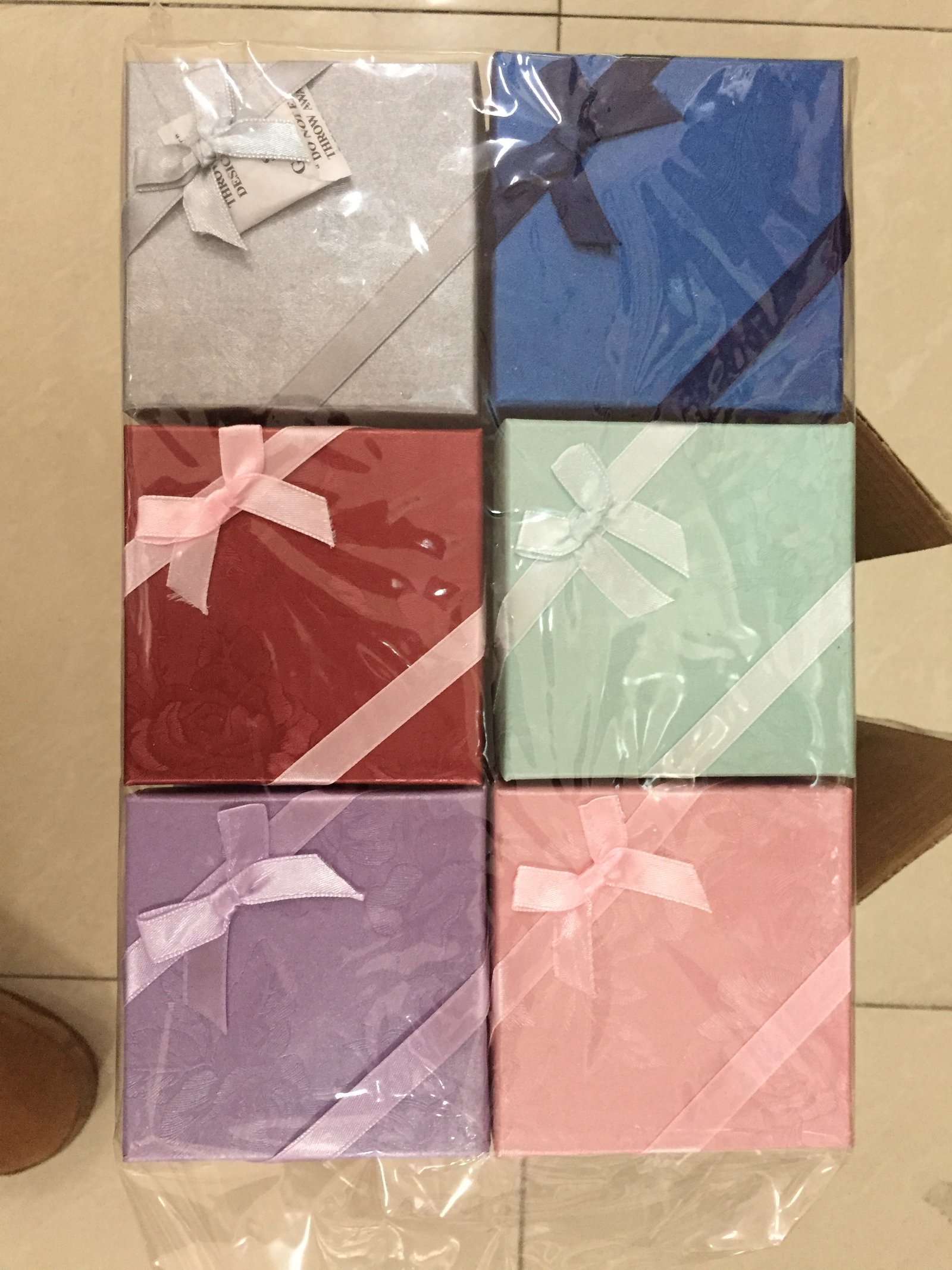 CAJA CUADRADA CON LAZO